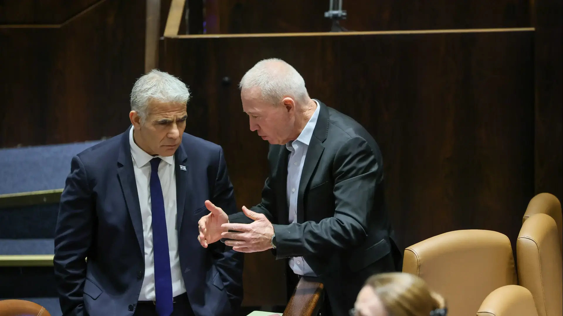 יואב גלנט ויאיר לפיד משוחחים בזמן שהכנסת מצביעה על ביטול עילת הסבירות לאישור סופי. הכנסת, ירושלים. 24 ביולי 2023 יואב גלנט ויאיר לפיד משוחחים בזמן שהכנסת מצביעה על ביטול עילת הסבירות לאישור סופי. הכנסת, ירושלים. 24 ביולי 2023