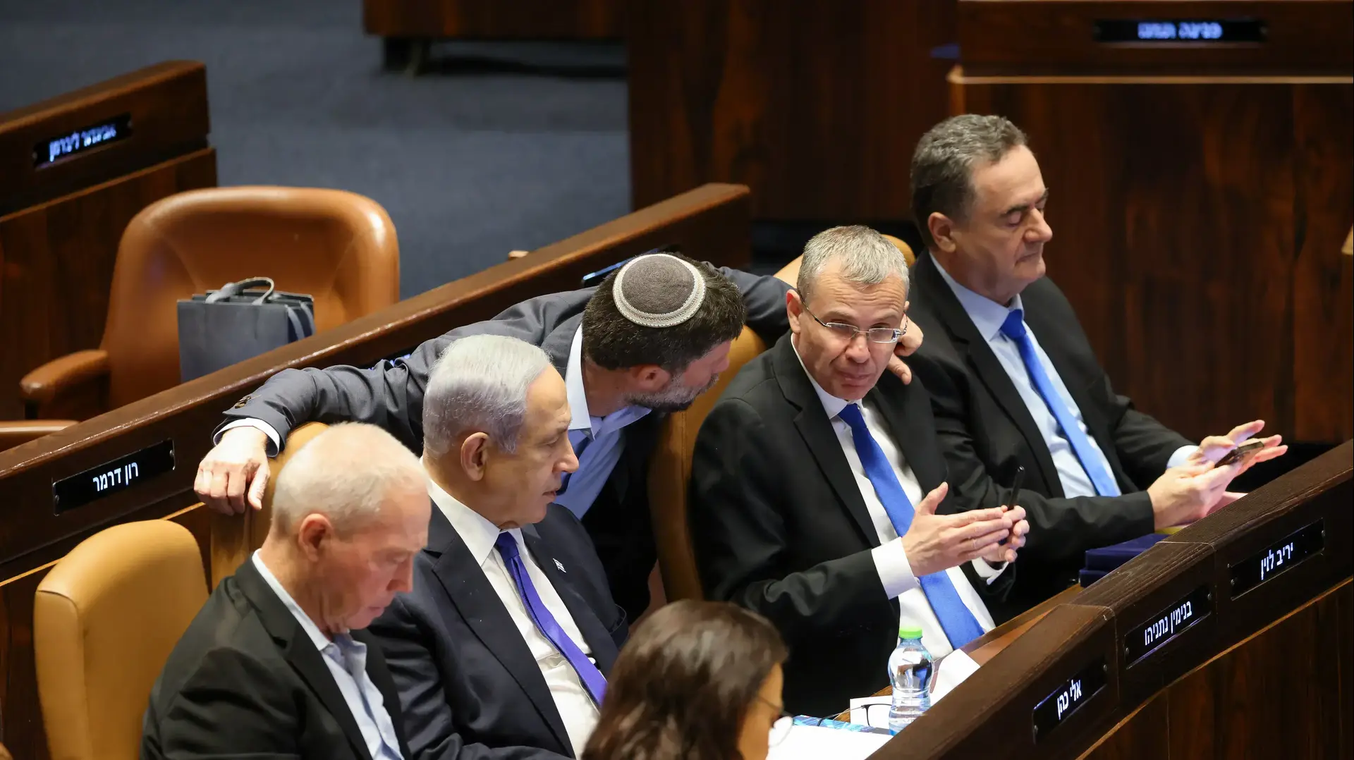 יואב גלנט, יריב לוין ובנימין נתניהו משוחחים בזמן שהכנסת מצביעה על ביטול עילת הסבירות לאישור סופי. הכנסת, ירושלים. 24 ביולי 2023 יואב גלנט, יריב לוין ובנימין נתניהו משוחחים בזמן שהכנסת מצביעה על ביטול עילת הסבירות לאישור סופי. הכנסת, ירושלים. 24 ביולי 2023