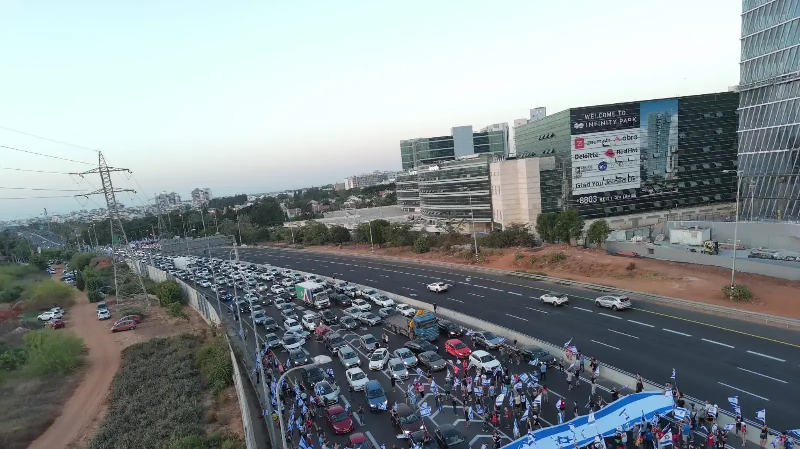מפגינים נגד ביטול עילת הסבירות , כביש 4. צומת רעננה. 24 ביולי 2023 מפגינים נגד ביטול עילת הסבירות , כביש 4. צומת רעננה. 24 ביולי 2023
