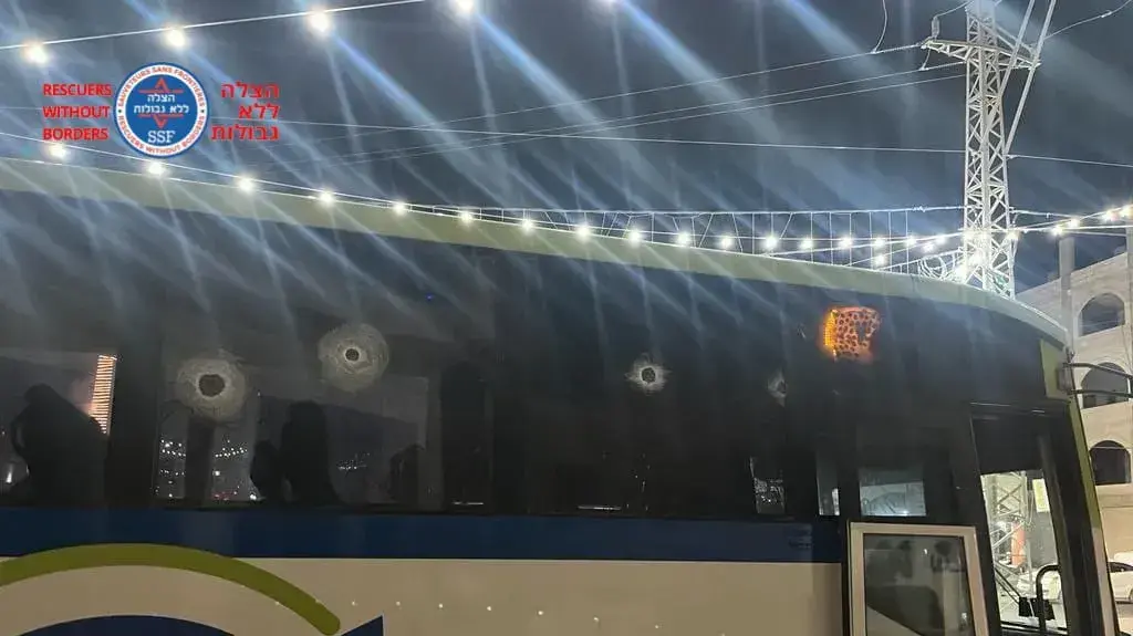ניסיון פיגוע ירי בחווארה לעבר אוטובוס ישראלי שנסע בכביש שבין צומת הבייתות לעינבוס.אותרו למעלה מ-8 פגיעות בחלון הקדמי של האוטובוס ניסיון פיגוע ירי בחווארה לעבר אוטובוס ישראלי שנסע בכביש שבין צומת הבייתות לעינבוס.אותרו למעלה מ-8 פגיעות בחלון הקדמי של האוטובוס