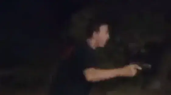 קטטה בין המוחים לתושבי קיבוץ חצרים במהלכה קצין הביטחון של הקיבוץ השתמש בנשקו וירה באוויר. קטטה בין המוחים לתושבי קיבוץ חצרים במהלכה קצין הביטחון של הקיבוץ השתמש בנשקו וירה באוויר.