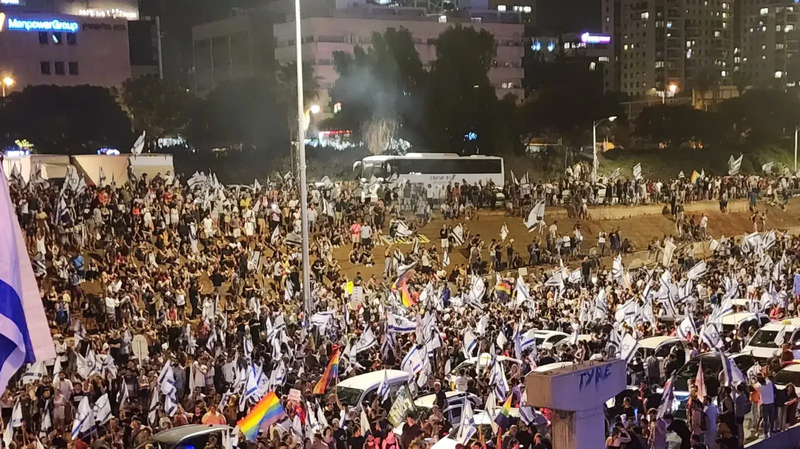 מפגינים נגד ביטול עילת הסבירות , נתיבי איילון , תל אביב. 24 ביולי 2023 מפגינים נגד ביטול עילת הסבירות , נתיבי איילון , תל אביב. 24 ביולי 2023
