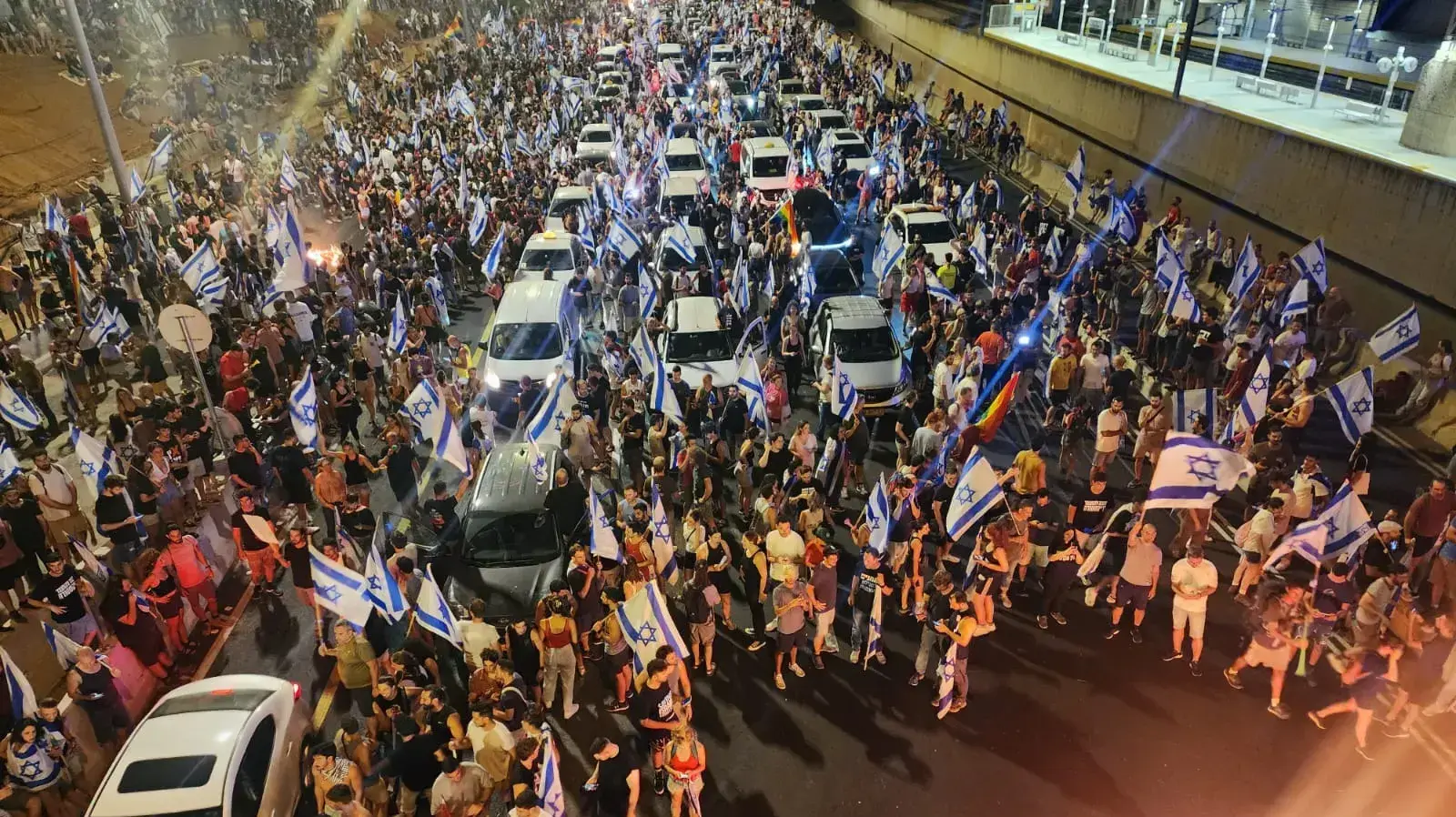 מפגינים נגד ביטול עילת הסבירות , נתיבי איילון , תל אביב. 24 ביולי 2023 מפגינים נגד ביטול עילת הסבירות , נתיבי איילון , תל אביב. 24 ביולי 2023