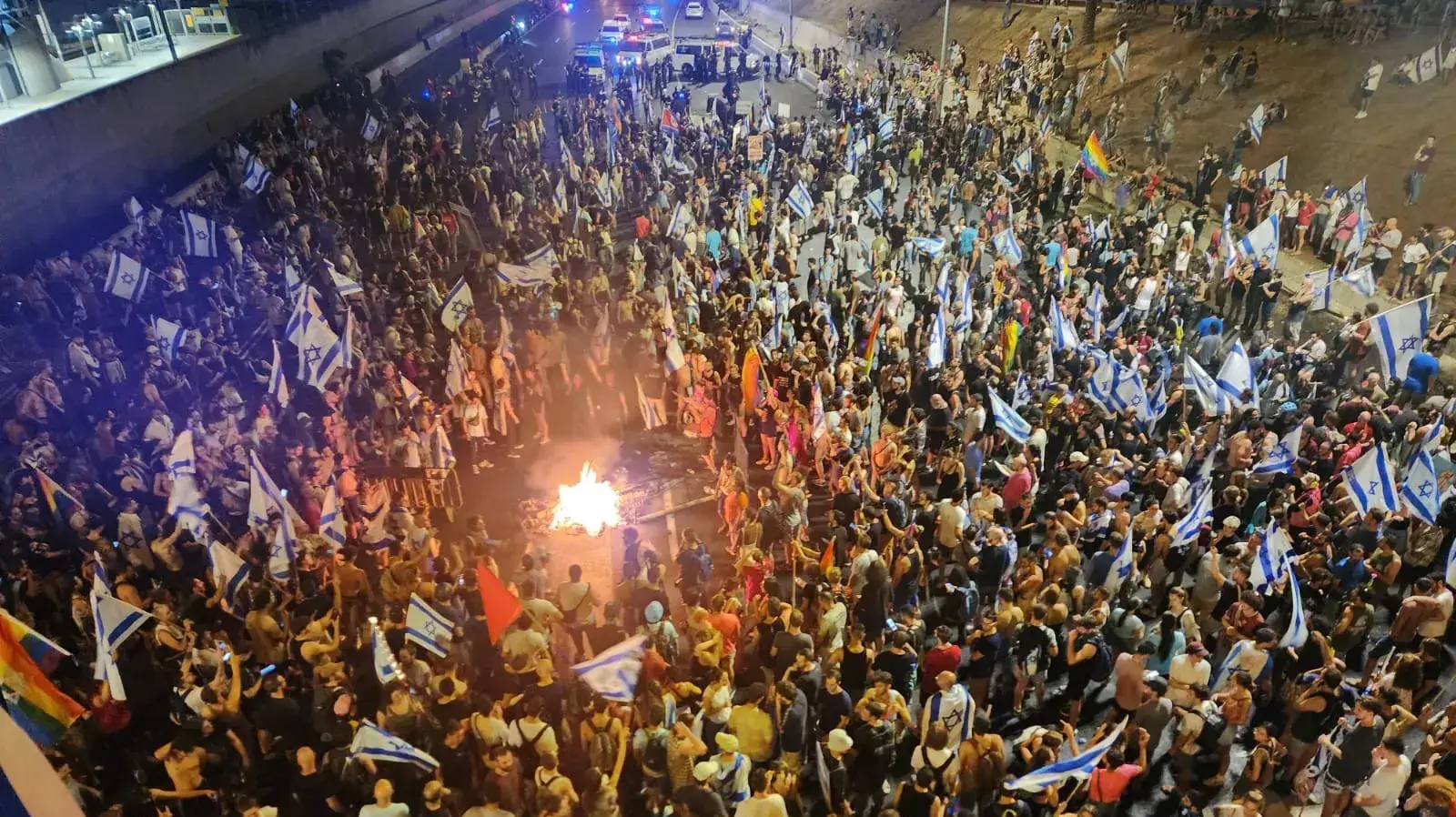 מפגינים נגד ביטול עילת הסבירות , נתיבי איילון , תל אביב. 24 ביולי 2023 מפגינים נגד ביטול עילת הסבירות , נתיבי איילון , תל אביב. 24 ביולי 2023