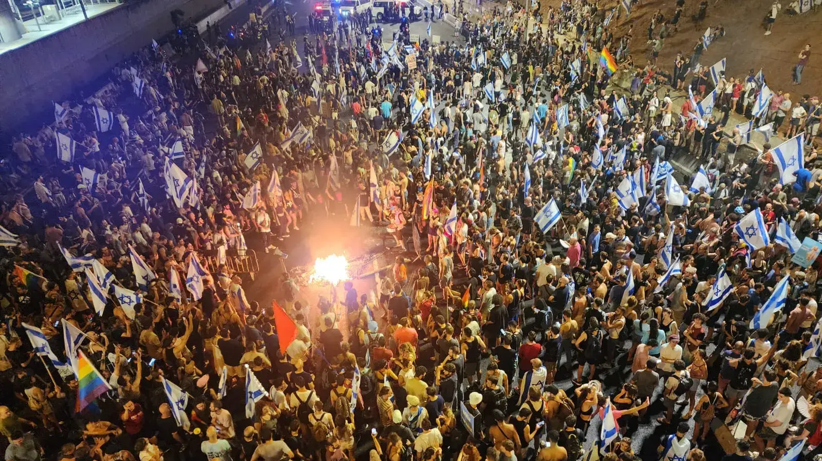 מפגינים נגד ביטול עילת הסבירות , נתיבי איילון , תל אביב. 24 ביולי 2023 מפגינים נגד ביטול עילת הסבירות , נתיבי איילון , תל אביב. 24 ביולי 2023