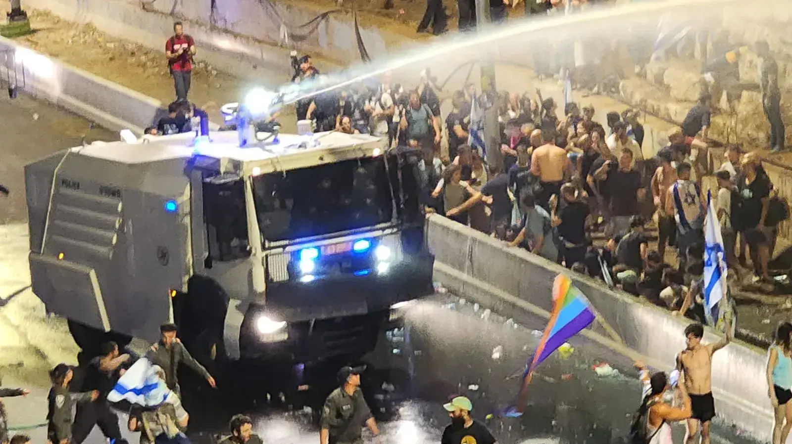 מפגינים נגד ביטול עילת הסבירות , נתיבי איילון , תל אביב. 24 ביולי 2023 מפגינים נגד ביטול עילת הסבירות , נתיבי איילון , תל אביב. 24 ביולי 2023