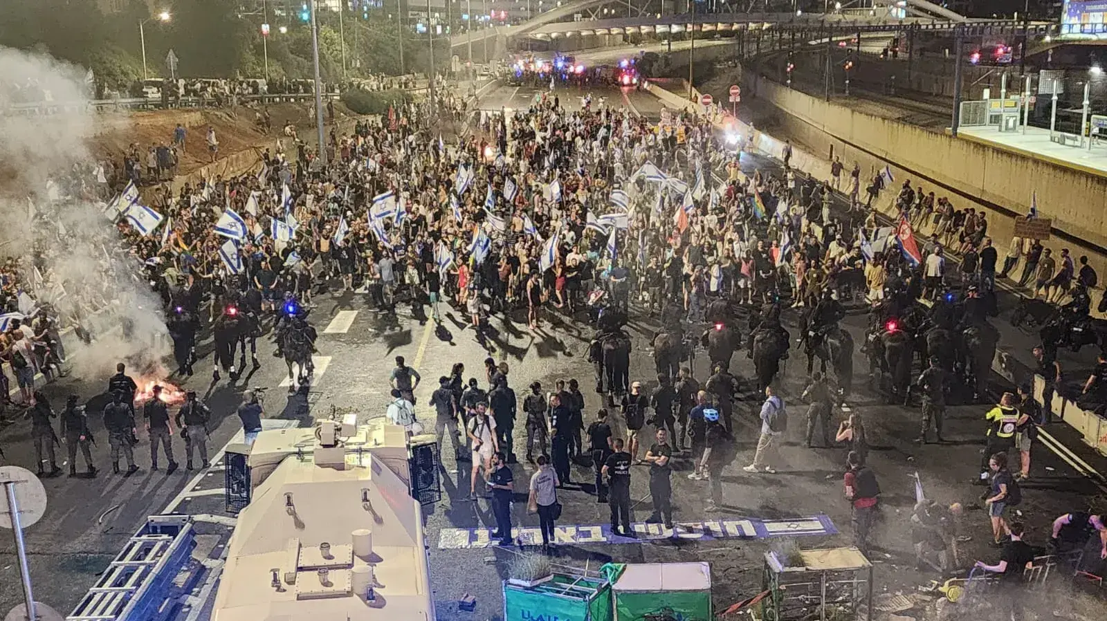 מפגינים נגד ביטול עילת הסבירות , נתיבי איילון , תל אביב. 24 ביולי 2023 מפגינים נגד ביטול עילת הסבירות , נתיבי איילון , תל אביב. 24 ביולי 2023