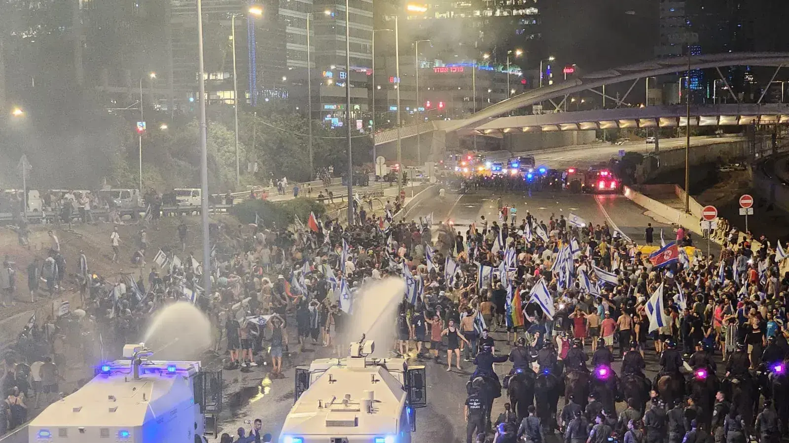 מפגינים נגד ביטול עילת הסבירות , נתיבי איילון , תל אביב. 24 ביולי 2023 מפגינים נגד ביטול עילת הסבירות , נתיבי איילון , תל אביב. 24 ביולי 2023