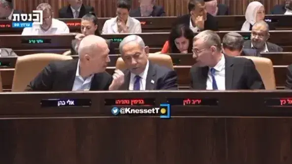 יואב גלנט ויריב לוין מתווכחים בזמן ההצבעה בקריאה שנייה על ביטול עילת הסבירות, ונתניהו מפריד ביניהם. 24 ביולי 2023 יואב גלנט ויריב לוין מתווכחים בזמן ההצבעה בקריאה שנייה על ביטול עילת הסבירות, ונתניהו מפריד ביניהם. 24 ביולי 2023