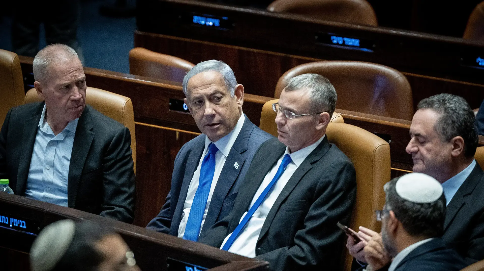 בנימין נתניהו, יריב לוין, יואב גלנט, הצבעה על ביטול עילת הסבירות, כנסת, 25 ביולי 2023 בנימין נתניהו, יריב לוין, יואב גלנט, הצבעה על ביטול עילת הסבירות, כנסת, 25 ביולי 2023