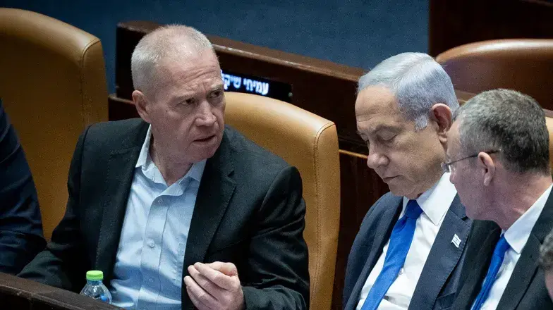 בנימין נתניהו, יריב לוין, יואב גלנט, הצבעה על ביטול עילת הסבירות, כנסת, 25 ביולי 2023 בנימין נתניהו, יריב לוין, יואב גלנט, הצבעה על ביטול עילת הסבירות, כנסת, 25 ביולי 2023