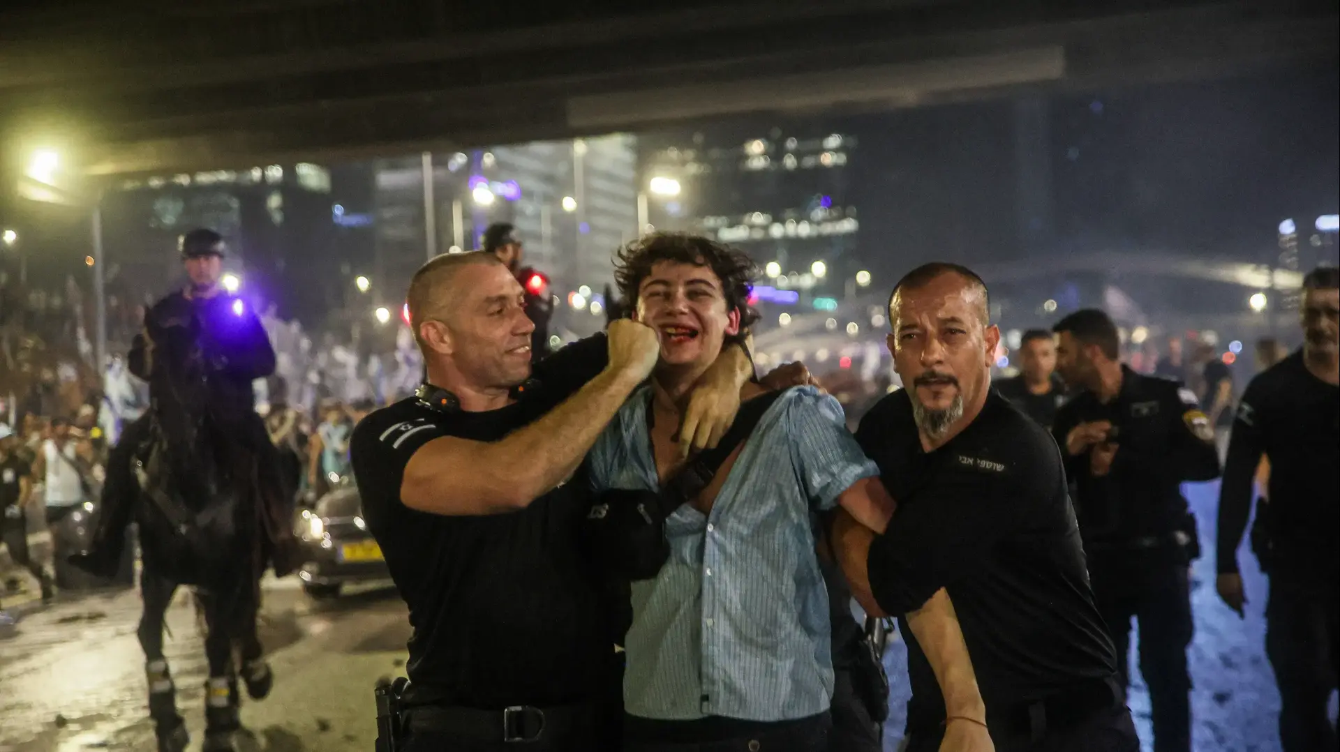 אמיתי בריליאנט הותקף ע"י שוטרים במהלך הפגנה נגד המהפכה המשפטית, נתיבי איילון אמיתי בריליאנט הותקף ע"י שוטרים במהלך הפגנה נגד המהפכה המשפטית, נתיבי איילון