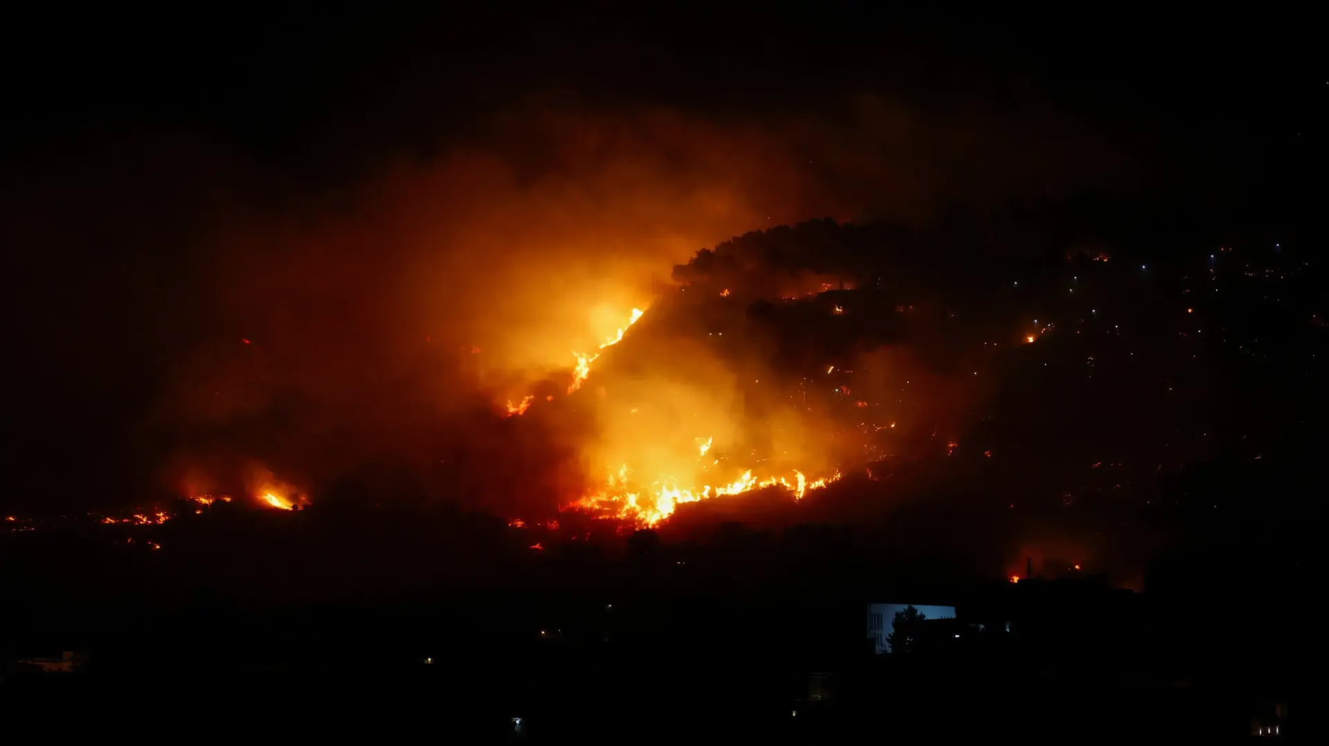 שריפת יער בסמוך לעיר פאלרמו, איטליה, 25 ביולי 2023
שריפת יער בסמוך לעיר פאלרמו, איטליה, 25 ביולי 2023