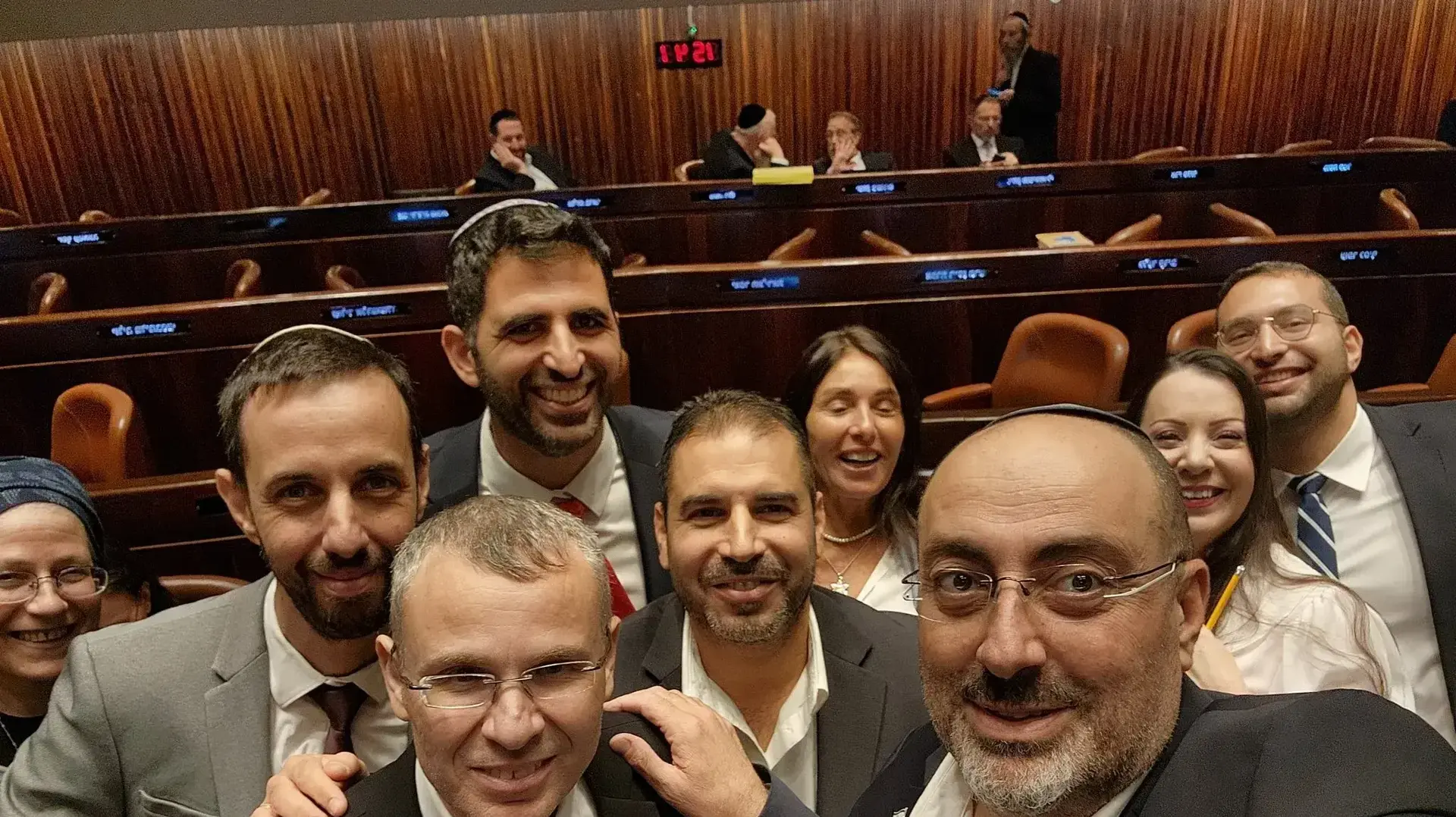 חבר הכנסת ניסים ואטורי מצלם סלפי אחרי העברת ביטול חוק עילת הסבירות 24 ביולי 2023 חבר הכנסת ניסים ואטורי מצלם סלפי אחרי העברת ביטול חוק עילת הסבירות 24 ביולי 2023