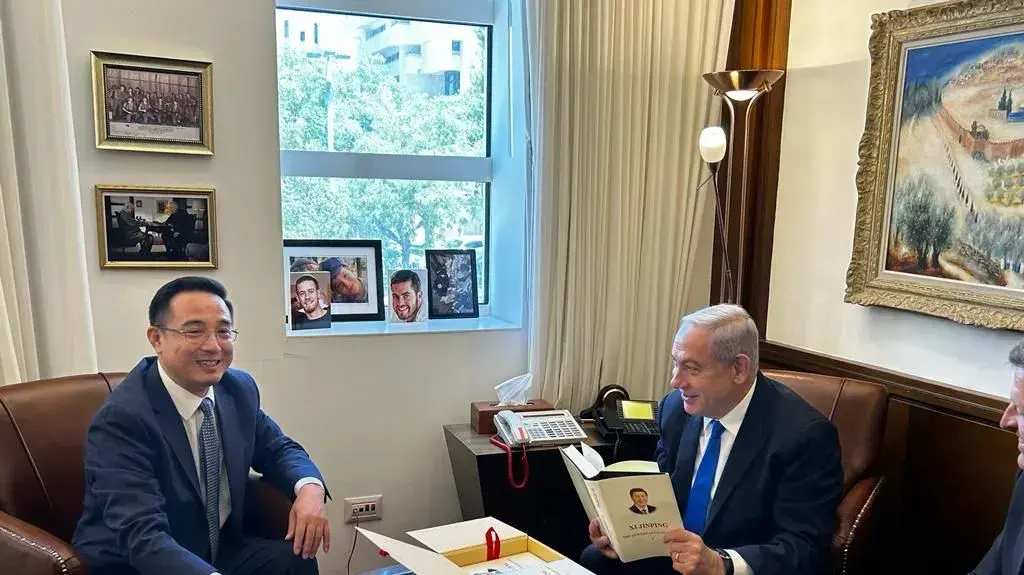 בנימין נתניהו עם ספרו של נשיא סין שי ג'ינגפינג. 26 ביולי 2023 בנימין נתניהו עם ספרו של נשיא סין שי ג'ינגפינג. 26 ביולי 2023