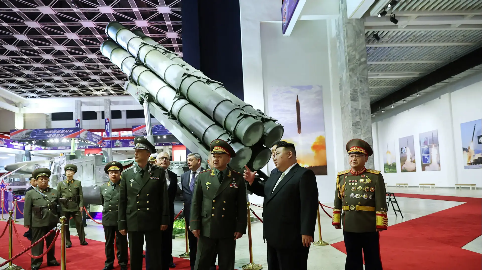 מנהיג קוריאה הצפונית קים ג'ונג און מציג לשר ההגנה של רוסיה את הארסנל של ארצו, 27 ביולי 2023