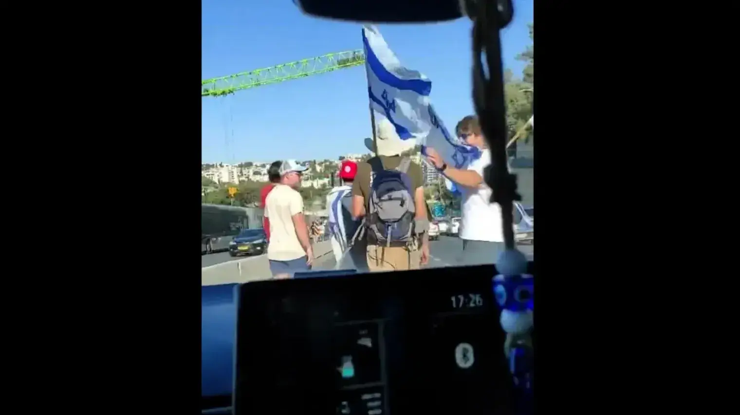 ״אמא, הם שברו את השמשה״: מפגין ניפץ חלון ברכב שבו נסעו אם ושני ילדיה ״אמא, הם שברו את השמשה״: מפגין ניפץ חלון ברכב שבו נסעו אם ושני ילדיה