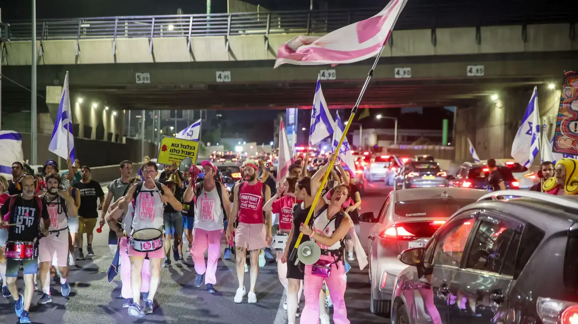 מפגינים חוסמים את התנועה בנתיבי איילון לדרום במחלף קיבוץ גלויות
29 ביולי 2023 מפגינים חוסמים את התנועה בנתיבי איילון לדרום במחלף קיבוץ גלויות
29 ביולי 2023