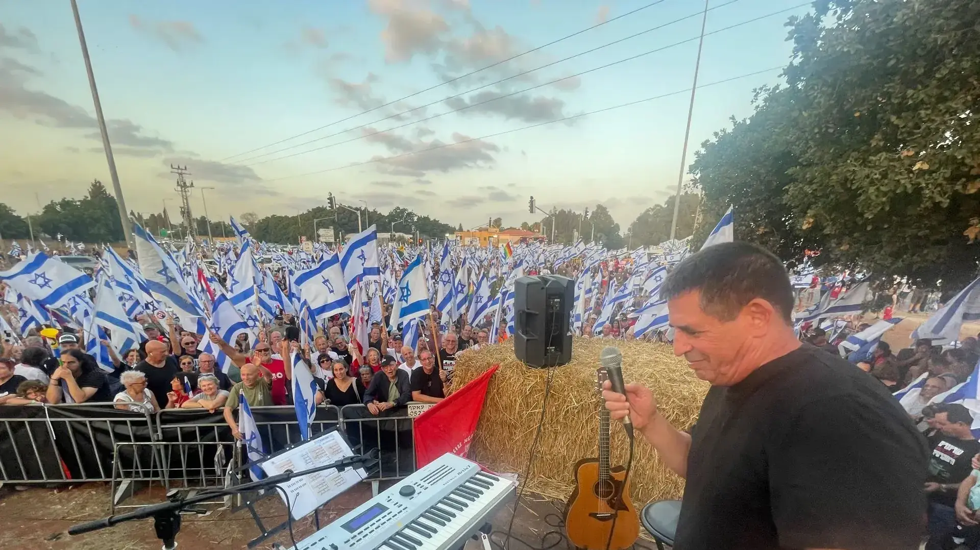 ניצב בדימוס, ח״כ יואב סגלוביץ, בפני אלפים בהפגנה בצומת כרכור ניצב בדימוס, ח״כ יואב סגלוביץ, בפני אלפים בהפגנה בצומת כרכור