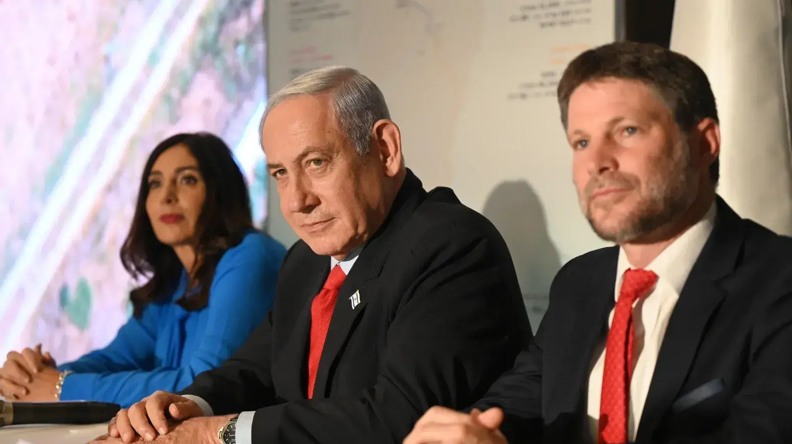 ראש הממשלה בנימין נתניהו, שרת התחבורה מירי רגב, שר האוצר בצלאל סמוטריץ' מציגים את תכנית "ישראל אחת"
ראש הממשלה בנימין נתניהו, שרת התחבורה מירי רגב, שר האוצר בצלאל סמוטריץ' מציגים את תכנית "ישראל אחת"