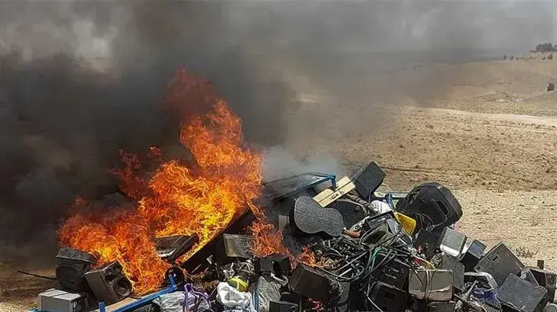 כלי נגינה וציוד מוסיקה שהועלו באש על ידי טליבאן במרכז אפגניסטן, 29 ביולי 2023 כלי נגינה וציוד מוסיקה שהועלו באש על ידי טליבאן במרכז אפגניסטן, 29 ביולי 2023