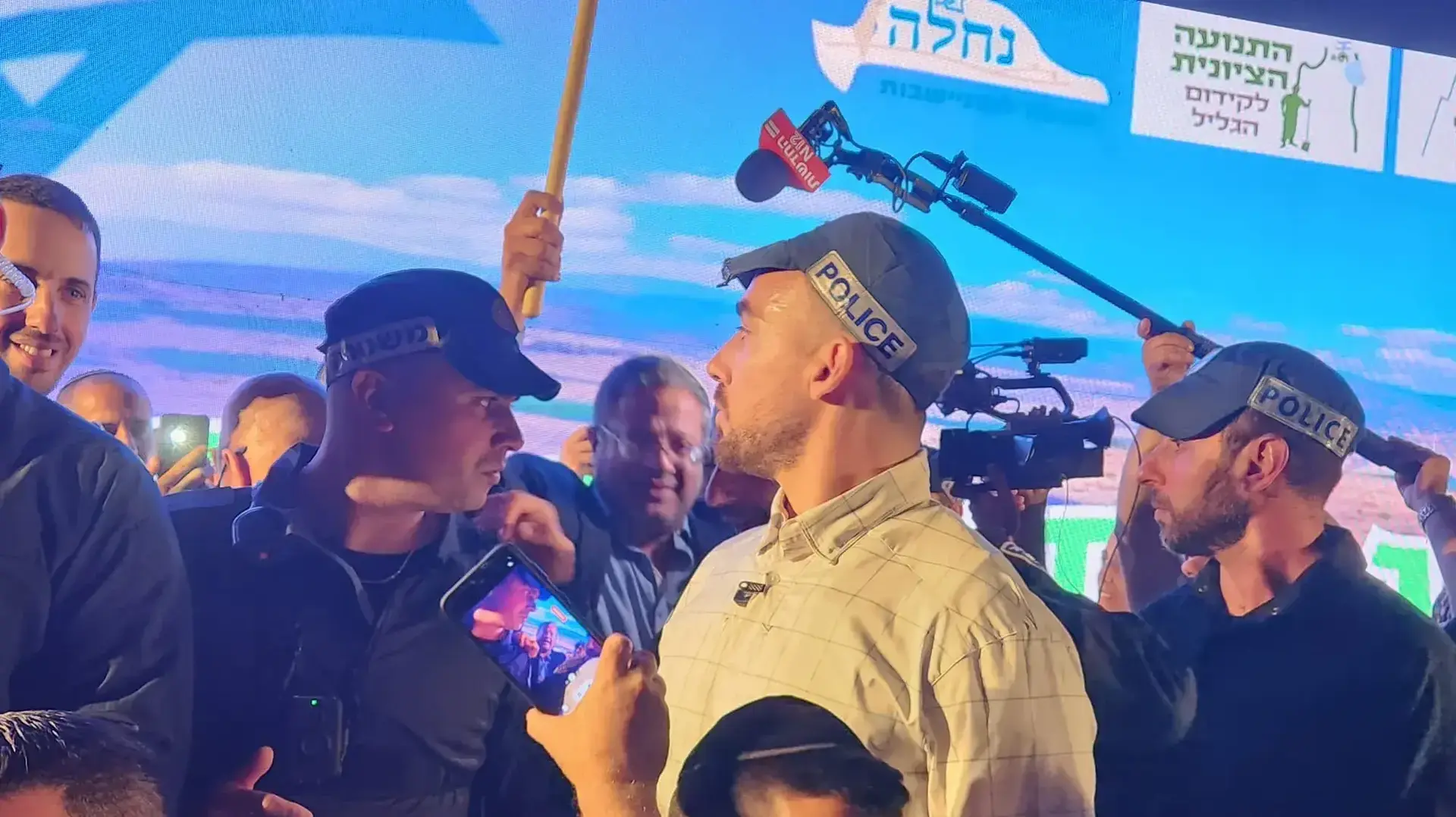 השר בן גביר מלווה ב"חגורת" שוטרים השר בן גביר מלווה ב"חגורת" שוטרים