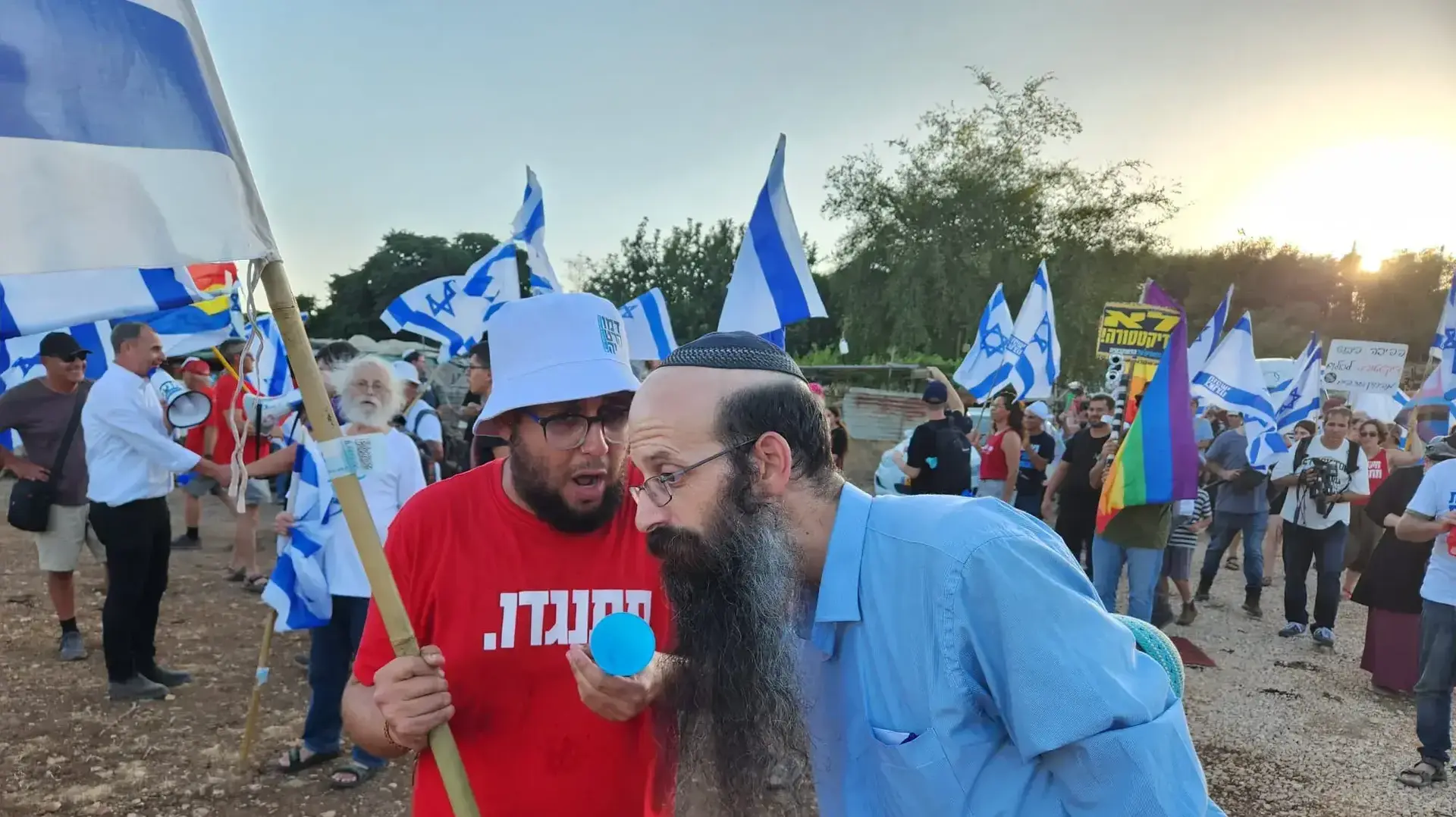 למרות חשש המשטרה שמא במקום יתפתחו עימותים בין הצדדים, הצדדים ניהלו שיחות האחד עם השני ואף תועדו רוקדים אחד עם השני למרות חשש המשטרה שמא במקום יתפתחו עימותים בין הצדדים, הצדדים ניהלו שיחות האחד עם השני ואף תועדו רוקדים אחד עם השני