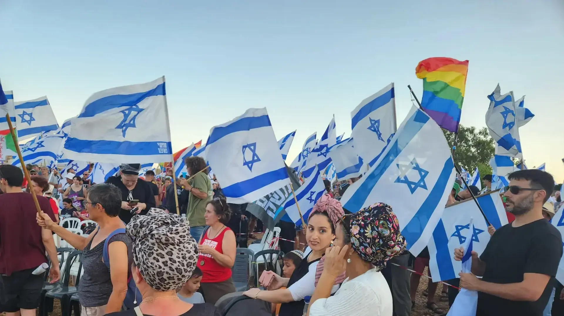 המפגינים והמשתתפים באירוע. מרחק של כמה מטרים אחד מהשני המפגינים והמשתתפים באירוע. מרחק של כמה מטרים אחד מהשני