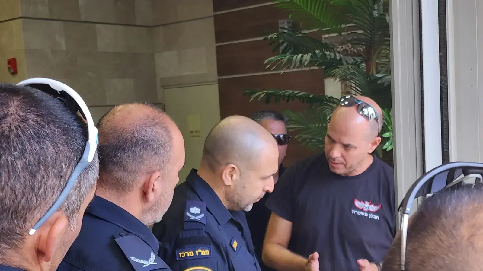  גבר בן 47 נעצר ע"י המשטרה בחשד כי איים על אשתו בדירתם ברמת גן. 1 באוגוסט 2023