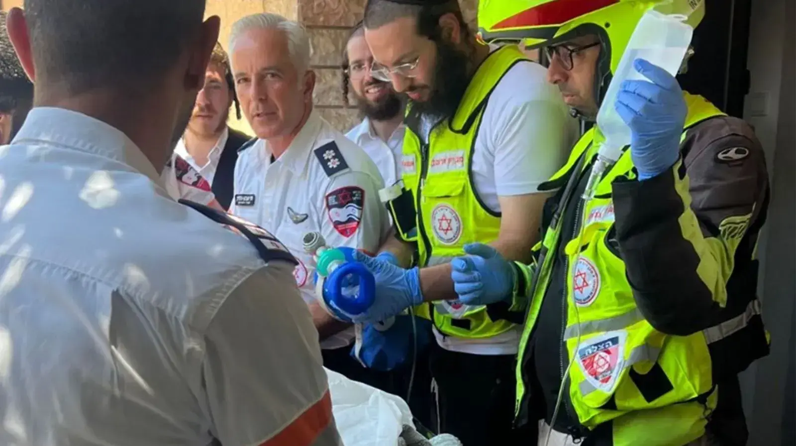 חשד: הלום קרב כבן 30 שלחם בצוק איתן הצית את עצמו בנתניה. צוותי מד"א פינו אותו לביה"ח שיבא במצב קשה עם כוויות בכל חלקי גופו. חשד: הלום קרב כבן 30 שלחם בצוק איתן הצית את עצמו בנתניה. צוותי מד"א פינו אותו לביה"ח שיבא במצב קשה עם כוויות בכל חלקי גופו.