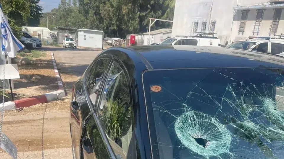 מפרי סדר ניסו לחטוף גופת אישה שמתה בביתה וגרמו נזק לרכבים ולניידת משטרה, בית שמש, 1 באוגוסט 2023 מפרי סדר ניסו לחטוף גופת אישה שמתה בביתה וגרמו נזק לרכבים ולניידת משטרה, בית שמש, 1 באוגוסט 2023