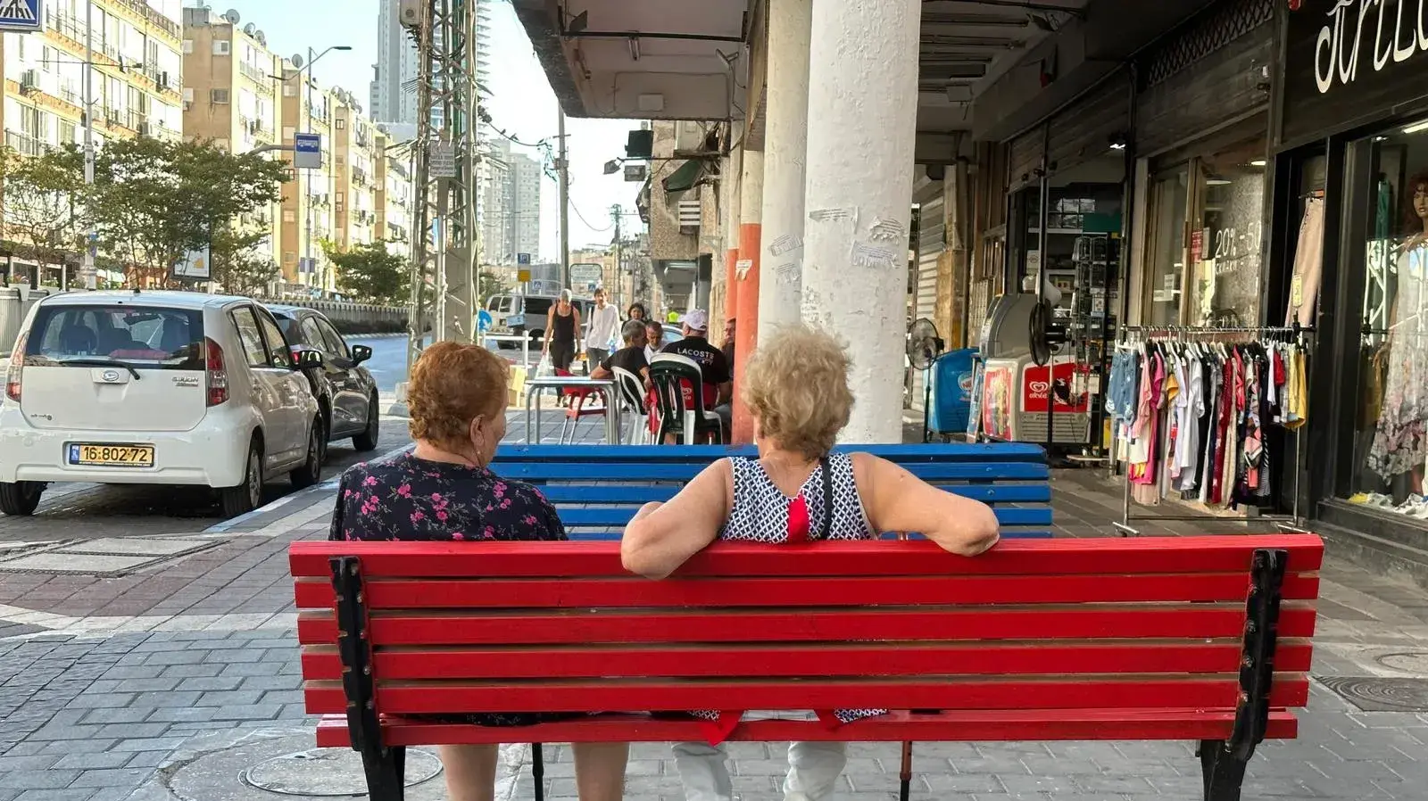 שתי נשים יושבות על ספסל, בת ים, 1 באוגוסט 2023 שתי נשים יושבות על ספסל, בת ים, 1 באוגוסט 2023