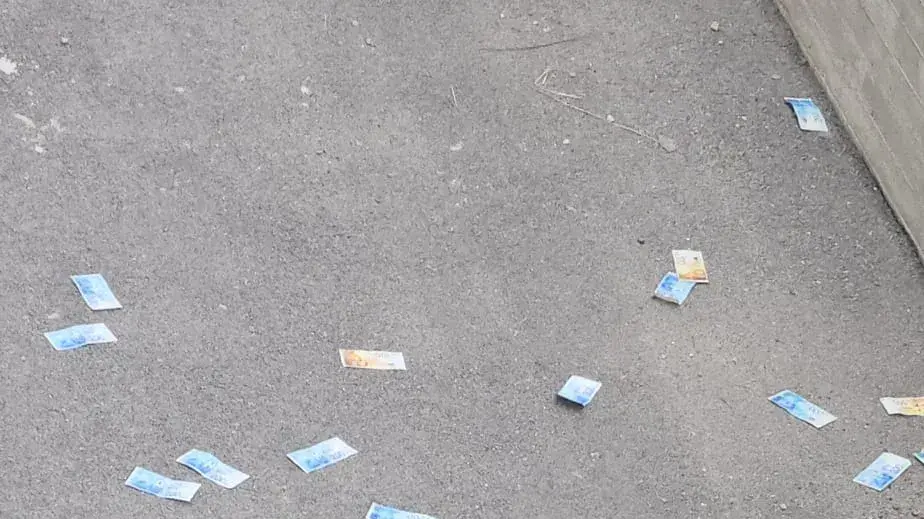 שטרות בשווי עשרות אלפי שקלים הושלכו מחלונות בית בעת פעילות של שוטרי המחוז הצפוני ורשויות המס כנגד חשוד בהעלמת מס מהעיר שפרעם, 2 באוגוסט 2023