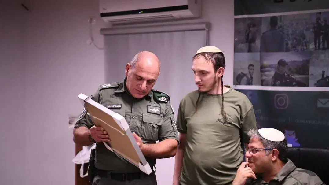 השר לבטחון לאומי, איתמר בן גביר ביקר עם מפכ"ל המשטרה יעקב שבתאי, בבסיס האימונים של מג"ב במכמש, 1 באוגוסט 2023 השר לבטחון לאומי, איתמר בן גביר ביקר עם מפכ"ל המשטרה יעקב שבתאי, בבסיס האימונים של מג"ב במכמש, 1 באוגוסט 2023