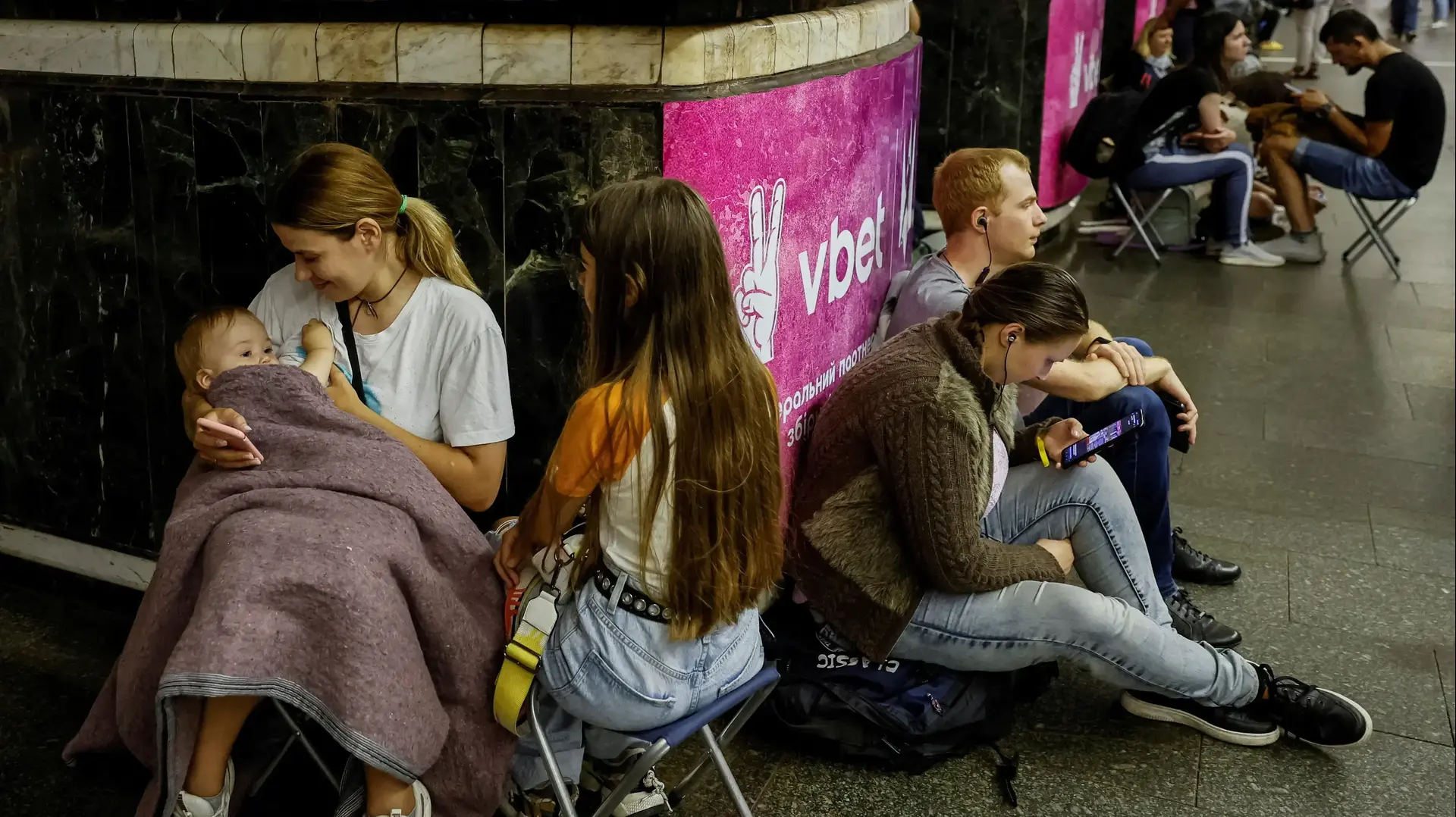 אישה מניקה בתחנת רכבת במהלך תקיפה אוירית, קייב אוקראינה, 26 ביולי 2023 אישה מניקה בתחנת רכבת במהלך תקיפה אוירית, קייב אוקראינה, 26 ביולי 2023