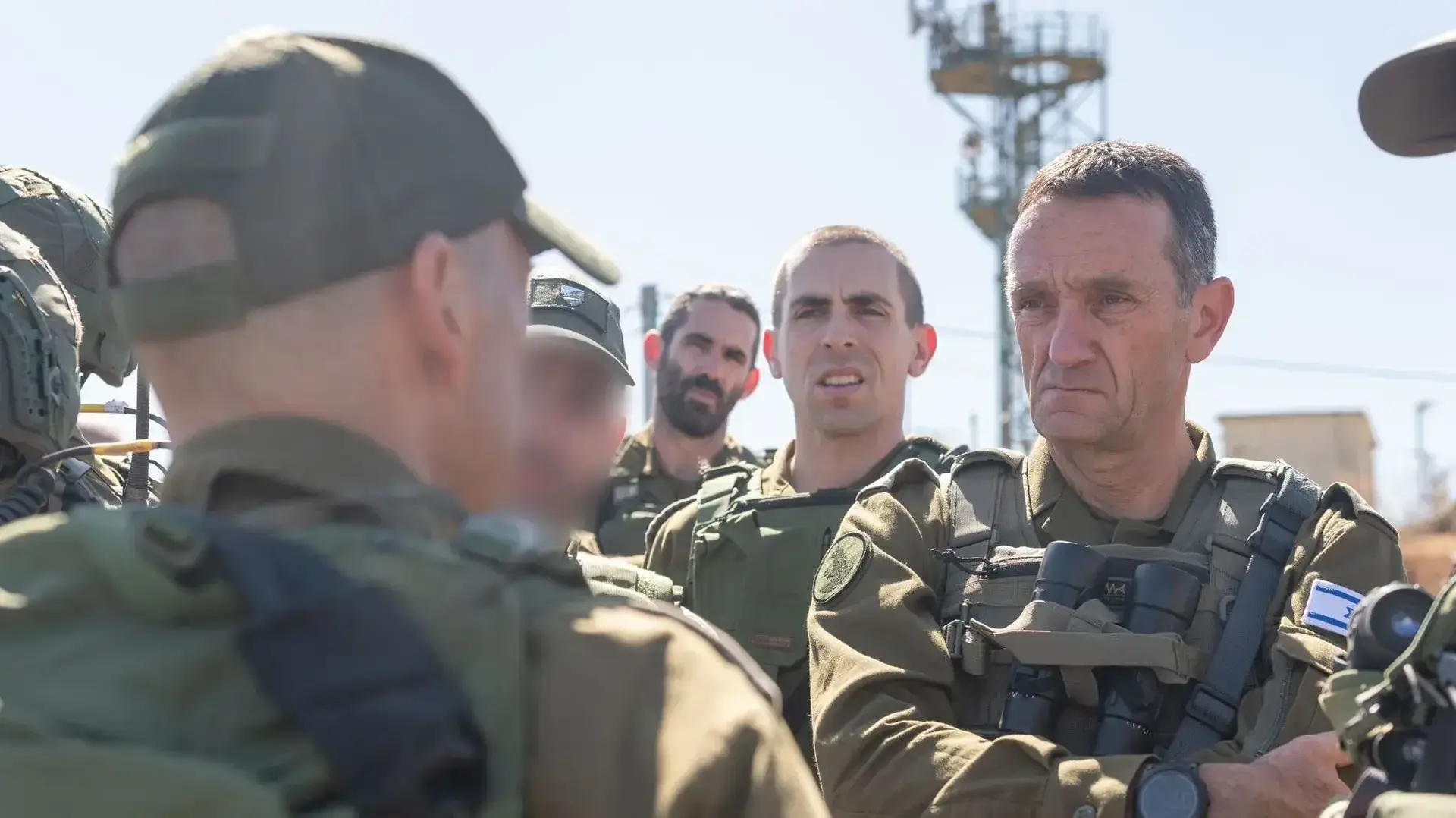 הרמטכ"ל הרצי הלוי סייר לאורך גבול הצפון בעוצבת ״הגליל״ (91) יחד עם מפקד פיקוד הצפון, אלוף אורי גורדין ומפקד עוצבת ״הגליל״, תת-אלוף שי קלפר, 2 באוגוסט 2023 הרמטכ"ל הרצי הלוי סייר לאורך גבול הצפון בעוצבת ״הגליל״ (91) יחד עם מפקד פיקוד הצפון, אלוף אורי גורדין ומפקד עוצבת ״הגליל״, תת-אלוף שי קלפר, 2 באוגוסט 2023