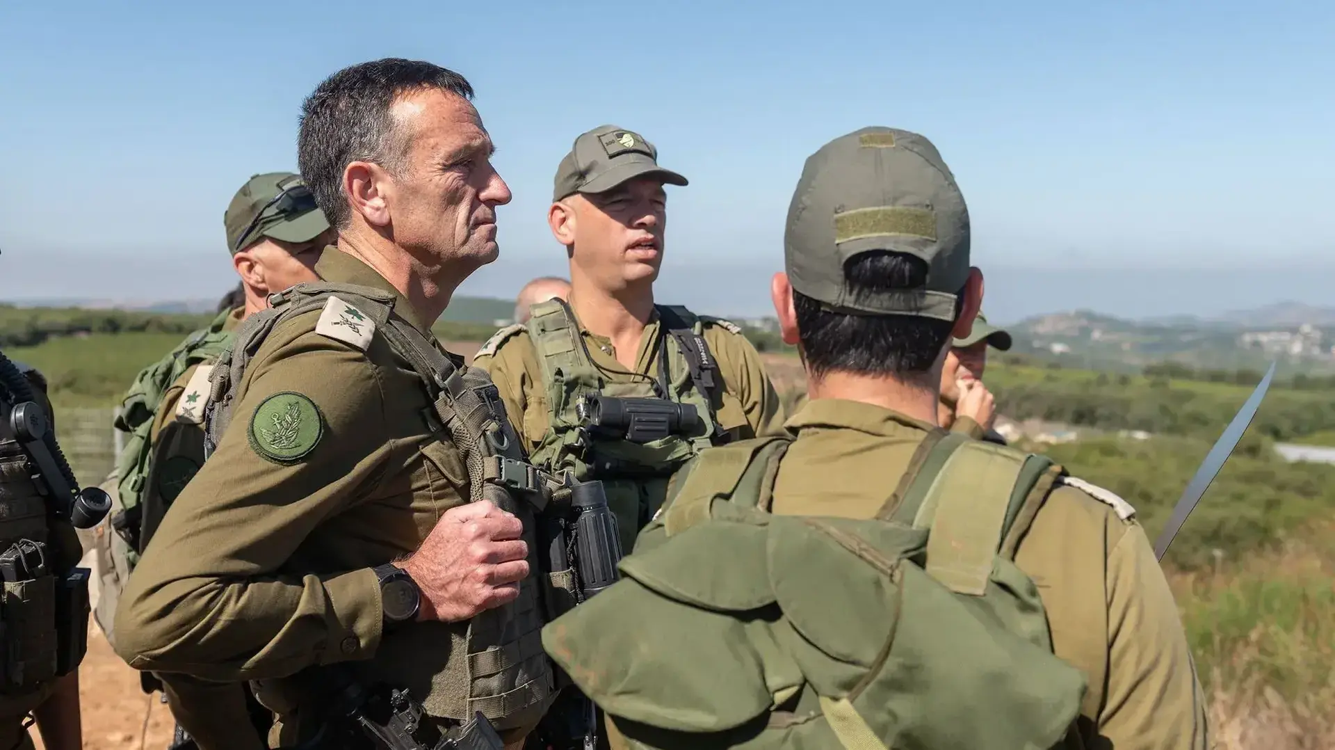 הרמטכ"ל הרצי הלוי סייר לאורך גבול הצפון בעוצבת ״הגליל״ (91) יחד עם מפקד פיקוד הצפון, אלוף אורי גורדין ומפקד עוצבת ״הגליל״, תת-אלוף שי קלפר, 2 באוגוסט 2023 הרמטכ"ל הרצי הלוי סייר לאורך גבול הצפון בעוצבת ״הגליל״ (91) יחד עם מפקד פיקוד הצפון, אלוף אורי גורדין ומפקד עוצבת ״הגליל״, תת-אלוף שי קלפר, 2 באוגוסט 2023