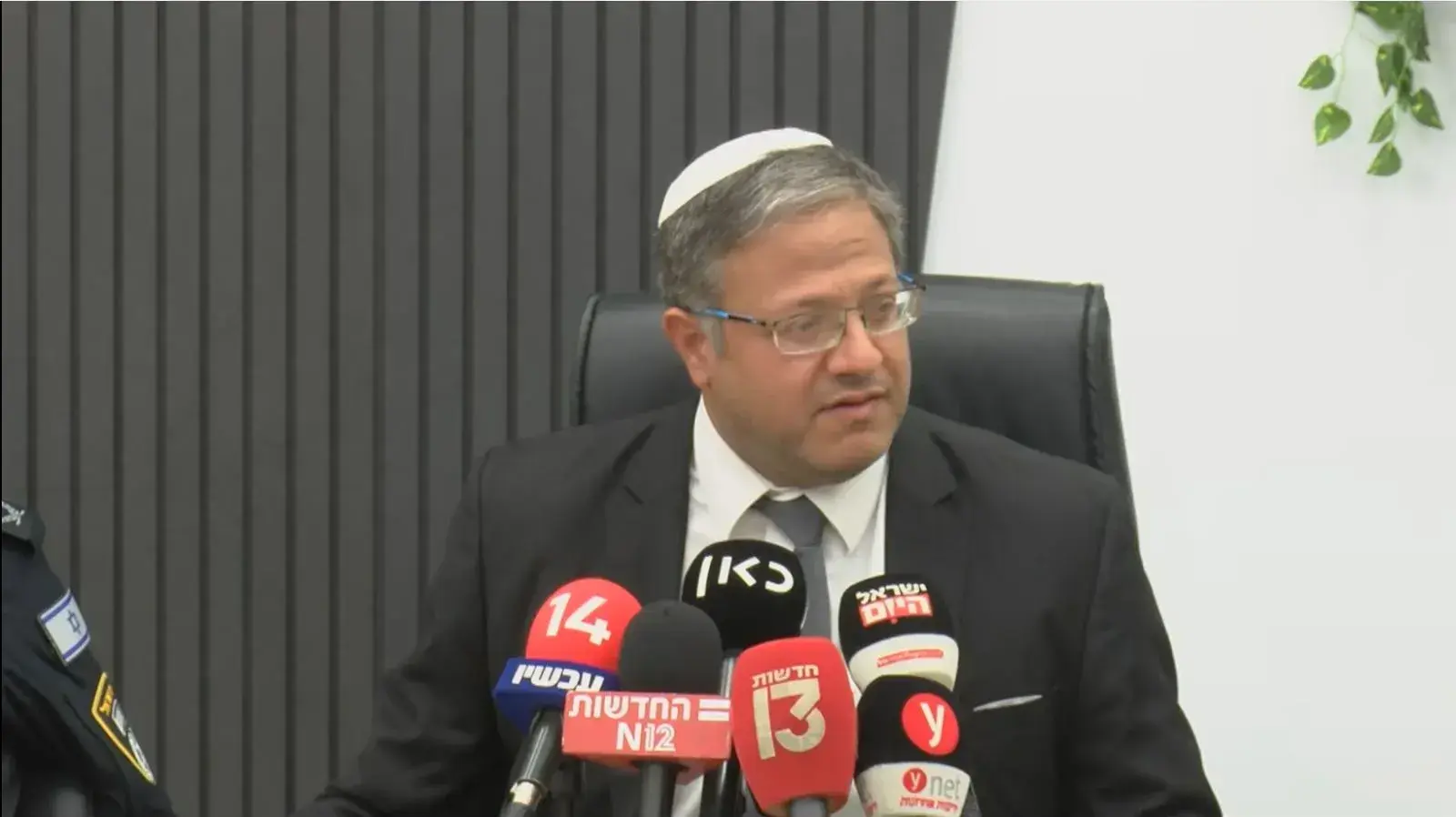 השר לביטחון לאומי איתמר בן גביר במפגש מיוחד ושיחת גיבוי ללוחמי יס"מ תל אביב, בעקבות האירועים האחרונים וחקירת מח"ש שנפתחה בעניינם של כמה מלוחמי היחידה. 2 באוגוסט 2023 השר לביטחון לאומי איתמר בן גביר במפגש מיוחד ושיחת גיבוי ללוחמי יס"מ תל אביב, בעקבות האירועים האחרונים וחקירת מח"ש שנפתחה בעניינם של כמה מלוחמי היחידה. 2 באוגוסט 2023