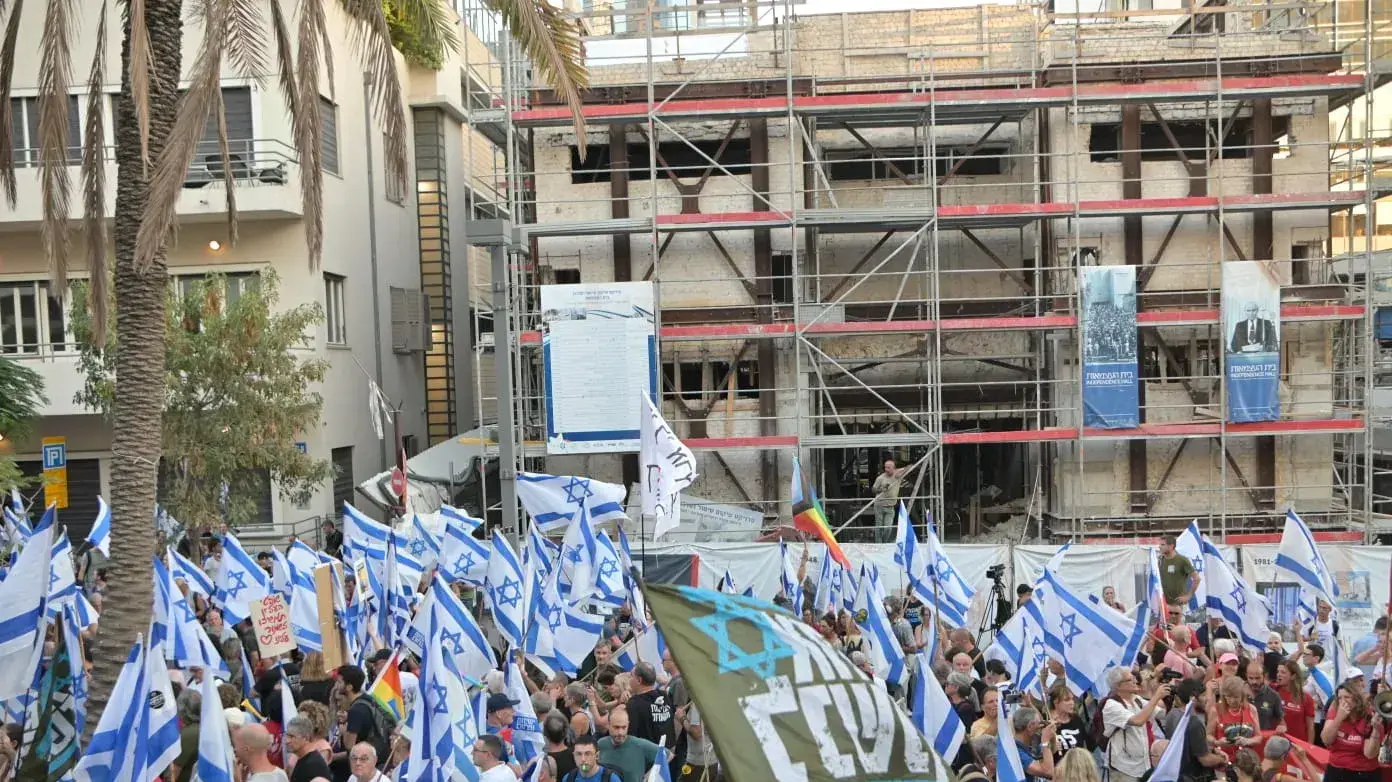 צעדת מחאה נגד המהפכה המשפטית, שמתחילה בבית העצמאות ומסתיימת בקריית הממשלה, תל אביב. 2 באוגוסט 2023 צעדת מחאה נגד המהפכה המשפטית, שמתחילה בבית העצמאות ומסתיימת בקריית הממשלה, תל אביב. 2 באוגוסט 2023