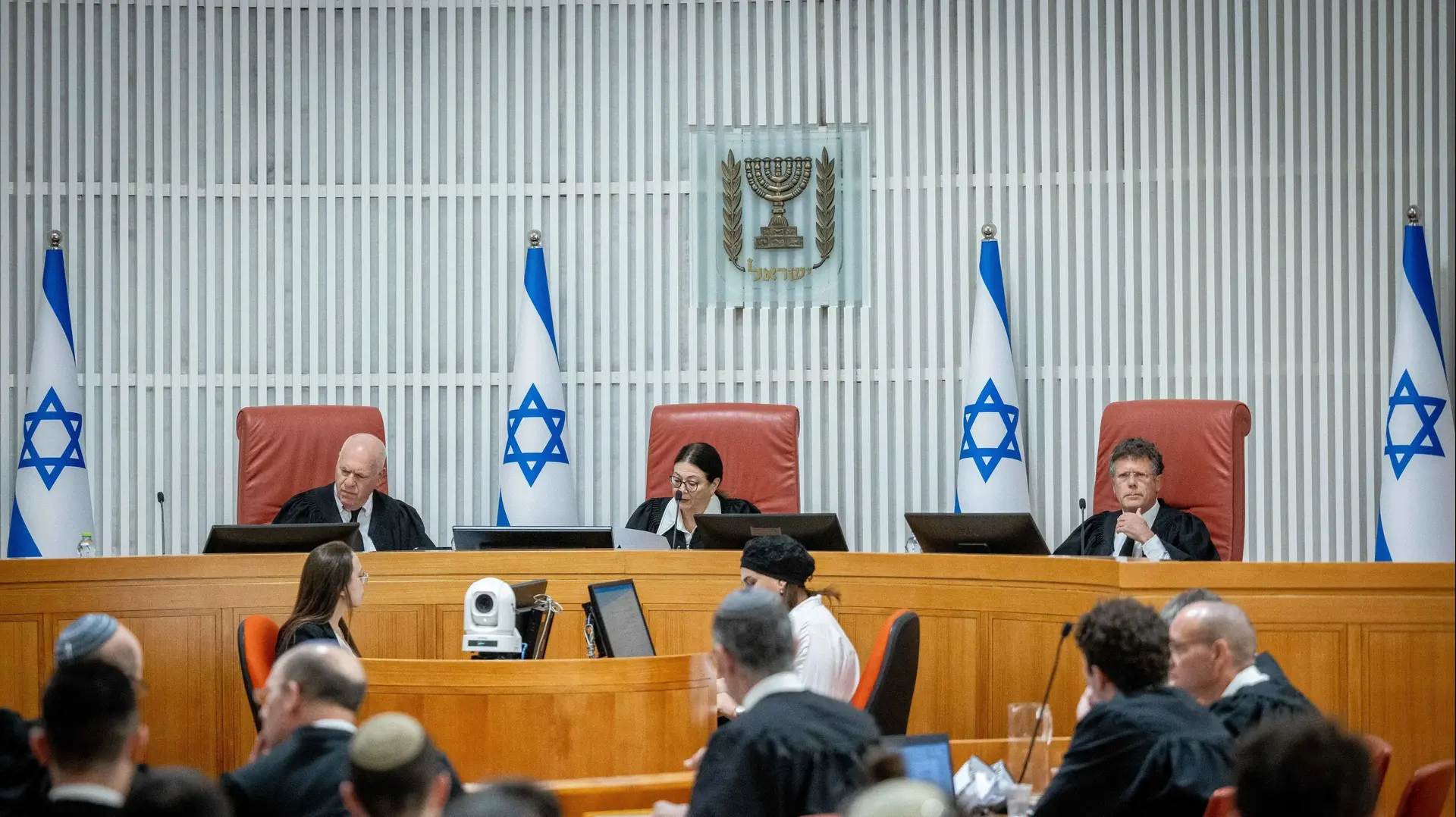 נשיאת בית המשפט העליון אסתר חיות ושופטי העליון בדיון הסדר חוק נבצרות ראש הממשלה. 3 באוגוסט 2023