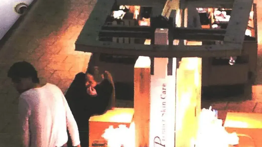 עגלות קוסמטיקה שפעלו באופן לא חוקי בקניונים בארצות הברית