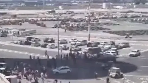 נוסעים אוספים את מזוודותיהם משטח המראת המטוסים בנתב"ג, 4 באוגוסט 2023
נוסעים אוספים את מזוודותיהם משטח המראת המטוסים בנתב"ג, 4 באוגוסט 2023