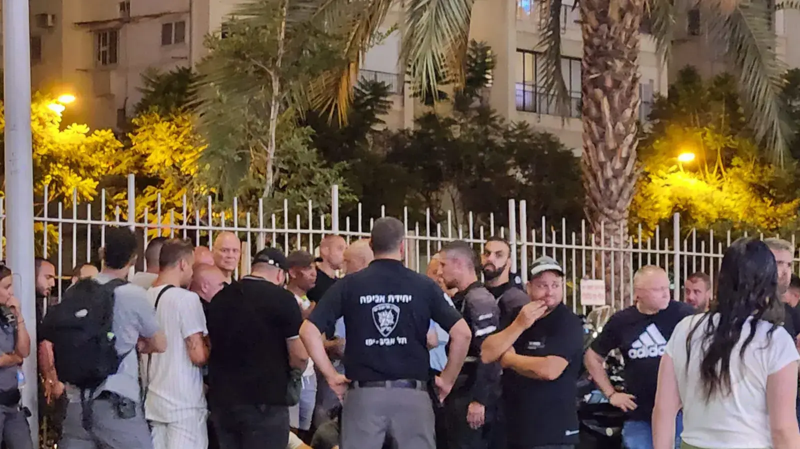סיירים מיחידת האופנועים של אגף סלע בשיטור העירוני בנקודת הפיגוע בנחלת בנימין. 5 באוגוסט 2023 סיירים מיחידת האופנועים של אגף סלע בשיטור העירוני בנקודת הפיגוע בנחלת בנימין. 5 באוגוסט 2023
