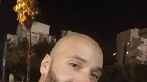 הנרצח בפיגוע, חן אמיר, סייר מיחידת האופנועים של אגף סלע בשיטור העירוני בנקודת הפיגוע בנחלת בנימין. 5 באוגוסט 2023 הנרצח בפיגוע, חן אמיר, סייר מיחידת האופנועים של אגף סלע בשיטור העירוני בנקודת הפיגוע בנחלת בנימין. 5 באוגוסט 2023