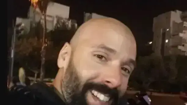 הנרצח בפיגוע, חן אמיר, סייר מיחידת האופנועים של אגף סלע בשיטור העירוני בנקודת הפיגוע בנחלת בנימין. 5 באוגוסט 2023 הנרצח בפיגוע, חן אמיר, סייר מיחידת האופנועים של אגף סלע בשיטור העירוני בנקודת הפיגוע בנחלת בנימין. 5 באוגוסט 2023