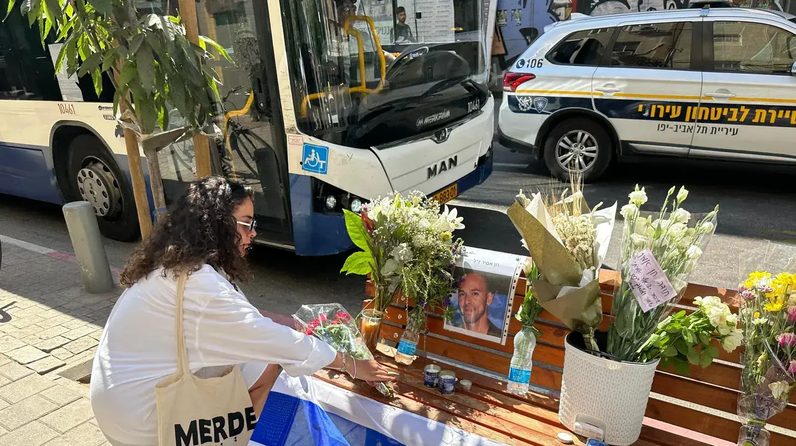 אנדרטה על ספסל לזכרו של הסייר חן אמיר בזירת הפיגוע ברחוב מונטיפיורי ת"א, 6 באוגוסט 2023 אנדרטה על ספסל לזכרו של הסייר חן אמיר בזירת הפיגוע ברחוב מונטיפיורי ת"א, 6 באוגוסט 2023