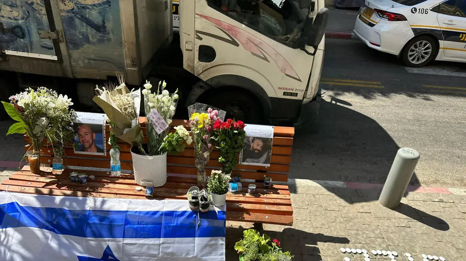 אנדרטה על ספסל לזכרו של הסייר חן אמיר בזירת הפיגוע ברחוב מונטיפיורי ת"א, 6 באוגוסט 2023 אנדרטה על ספסל לזכרו של הסייר חן אמיר בזירת הפיגוע ברחוב מונטיפיורי ת"א, 6 באוגוסט 2023