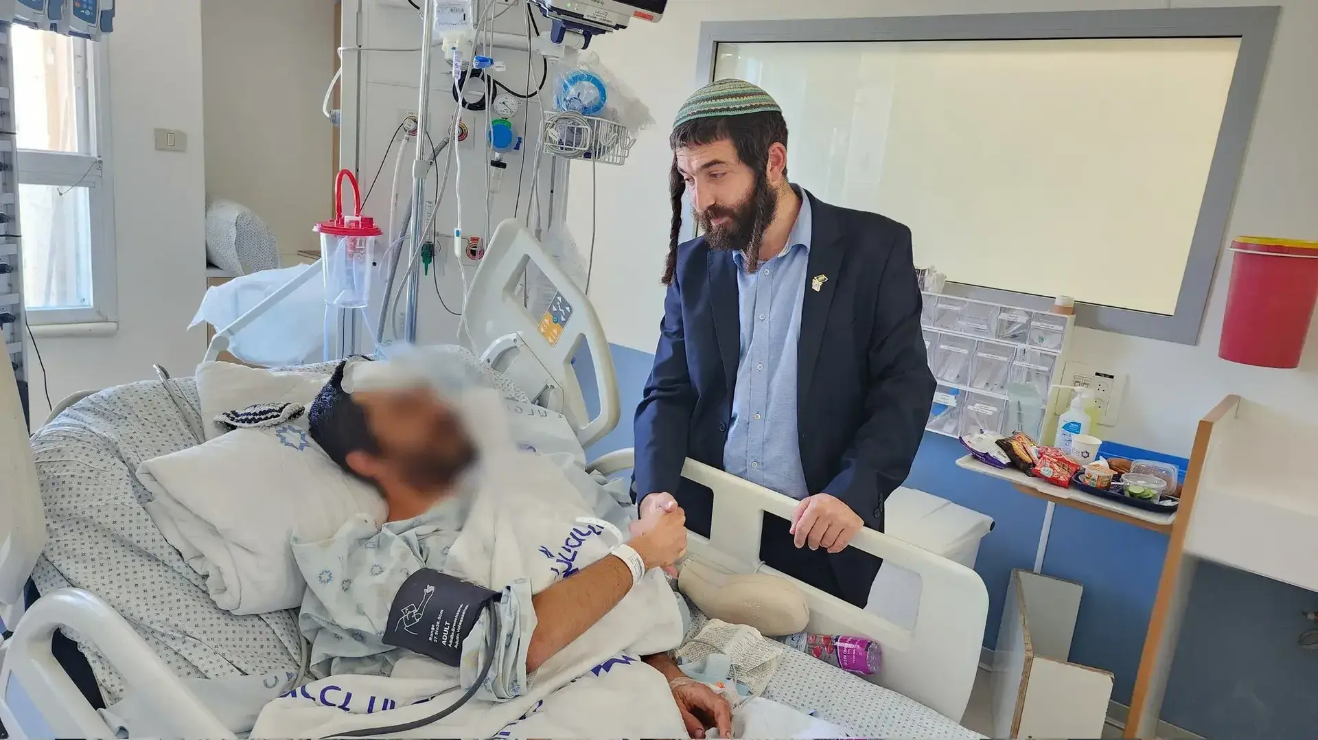 ח"הכ צבי סוכות מבקר את הפצוע מבנימין. 6 באוגוסט 2023 ח"הכ צבי סוכות מבקר את הפצוע מבנימין. 6 באוגוסט 2023