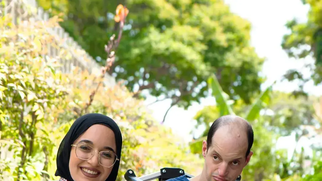 מטפלת וחניך, אקים