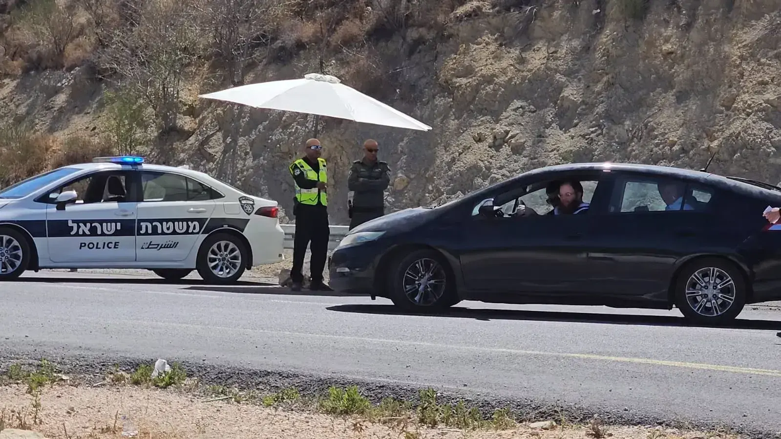 נקודת ביקורת של המשטרה-הכנות לקראת חופשה של בנימין ושרה נתניהו ביישוב נווה אטי"ב, 7 באוגוסט 2023 נקודת ביקורת של המשטרה-הכנות לקראת חופשה של בנימין ושרה נתניהו ביישוב נווה אטי"ב, 7 באוגוסט 2023